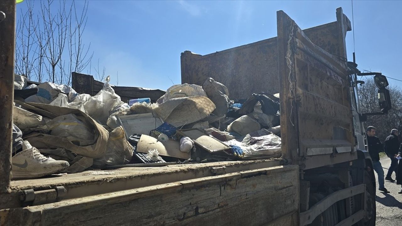 Karabük'te Ev ve Bahçeden 1 Kamyon Çöp Toplandı