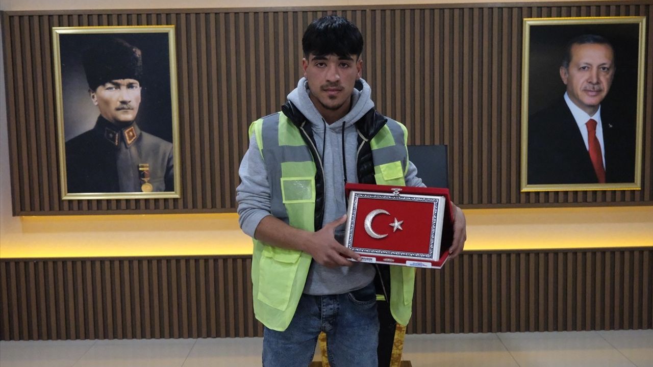 Karabük'te Temizlik İşçisinden Örnek Bayrak Hassasiyeti