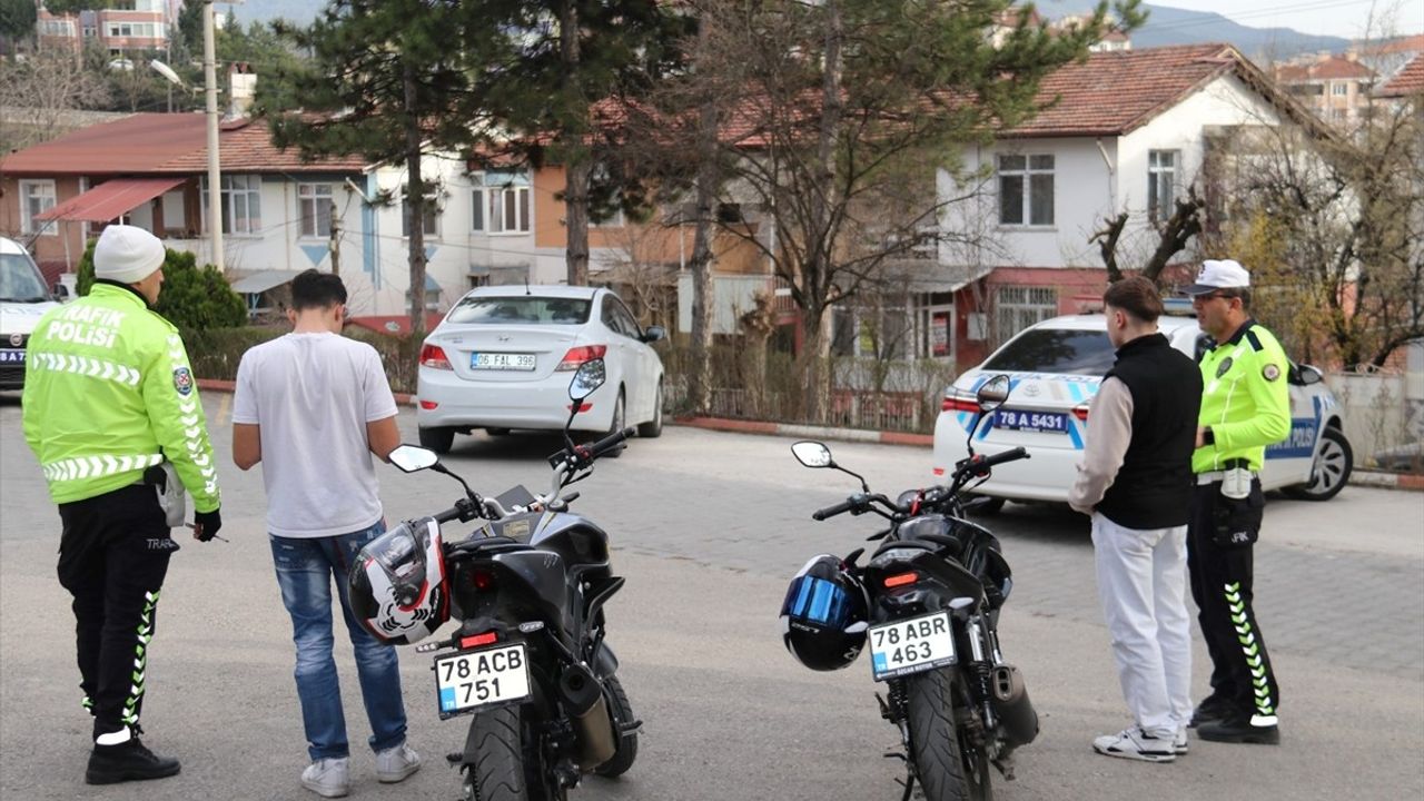 Karabük'te Trafik Güvenliği İhlali: Motosiklet Sürücülerine Cezalar Kesildi