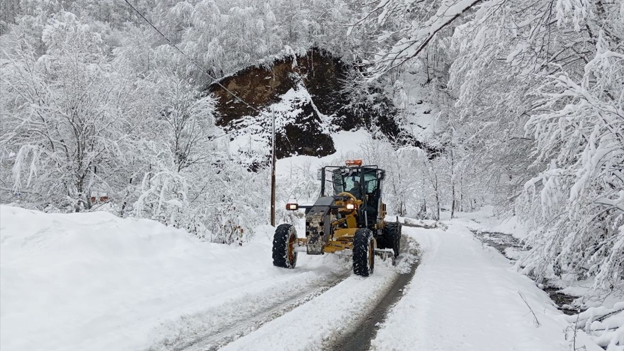 Karadeniz'de 977 Yerleşim Yeri Kar Nedeniyle Ulaşıma Kapandı