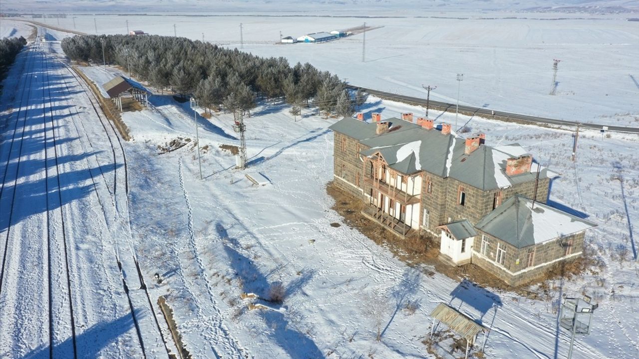 Karla Kaplı Selim Tren İstasyonu Dronla Görüntülendi