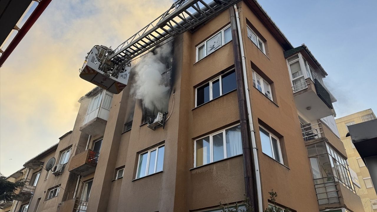 Kartal'da 5 Katlı Binada Yangın Alarmı