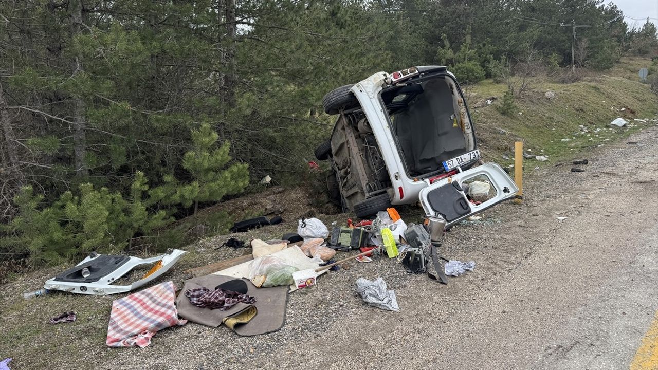 Kastamonu'da Hafif Ticari Araç Devrildi: 3 Yaralı
