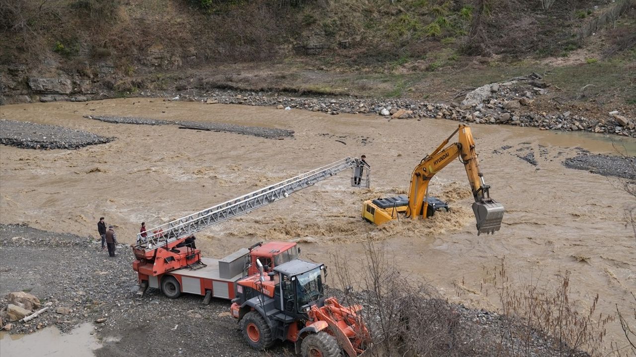 Kastamonu'da Suya Kapılan Operatör İtfaiye Ekipleri Tarafından Kurtarıldı