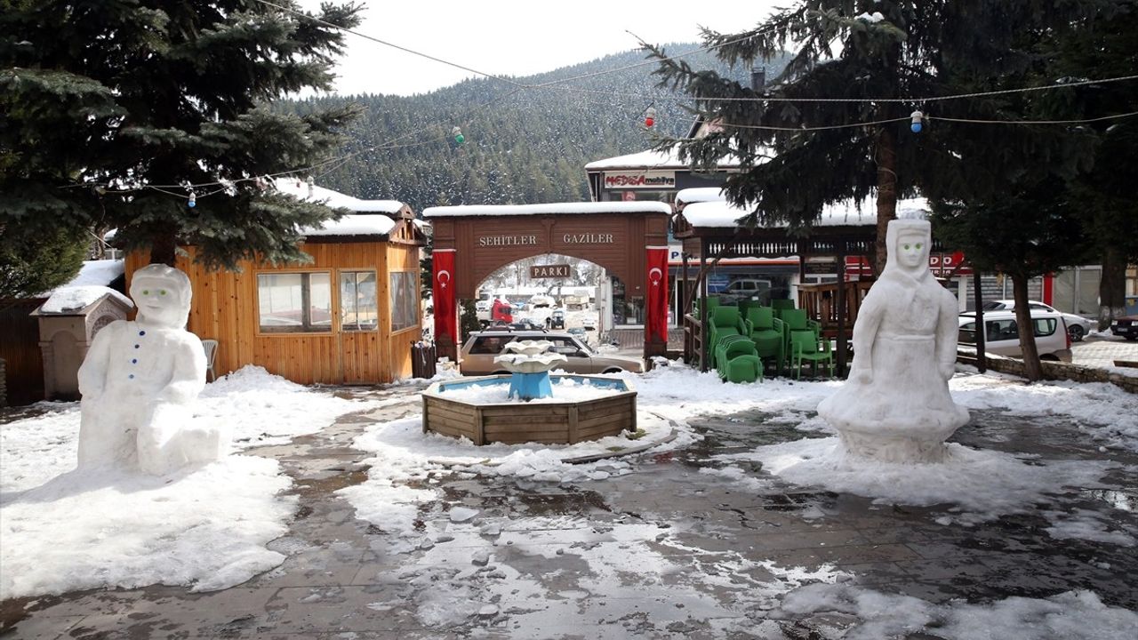 Kastamonu'da Yöresel Kadın Kıyafeti Temalı Kardan Heykel