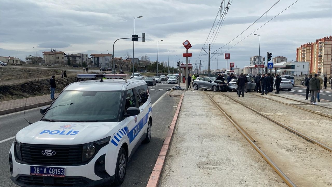 Kayseri'de İki Otomobilin Çarpışması Sonucu 3 Yaralı