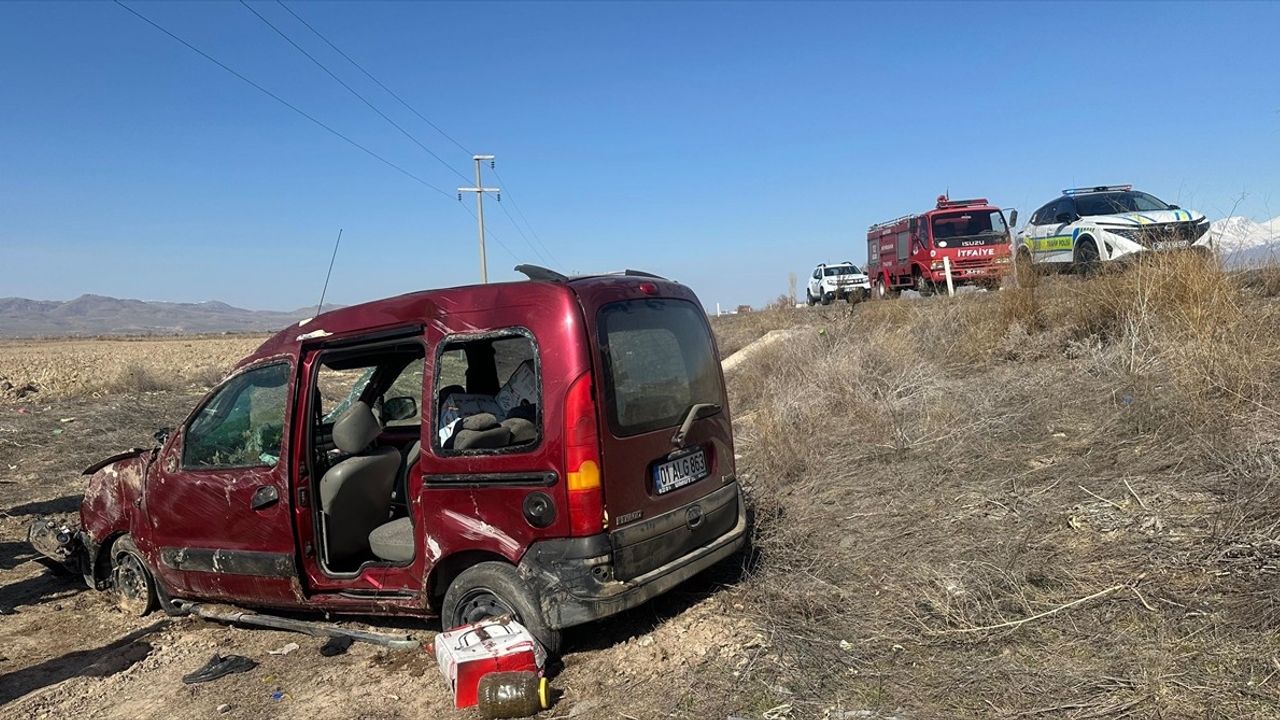 Kayseri'de Ticari Araç Devrildi, 3 Yaralı