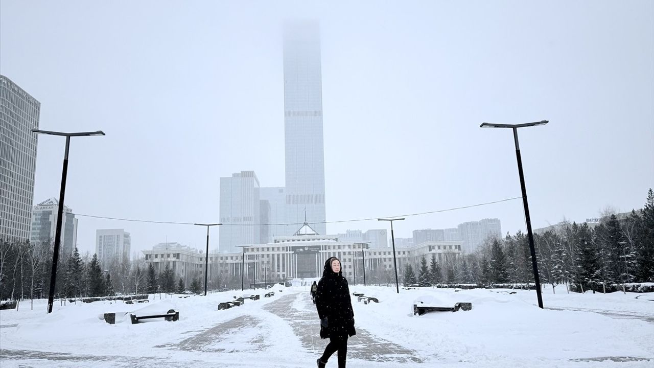 Kazakistan'da Şiddetli Kar Fırtınası Yaşanıyor