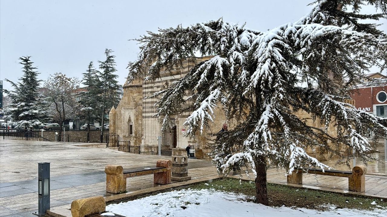 Kırşehir'de Kar Yağışı Nedeniyle Taşımalı Eğitime Ara Verildi