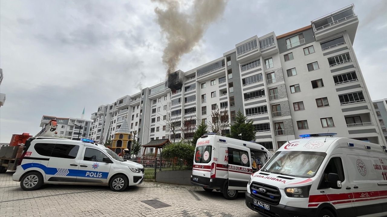 Kocaeli'de 7 Katlı Binada Yangın: 8 Kişi Kurtarıldı