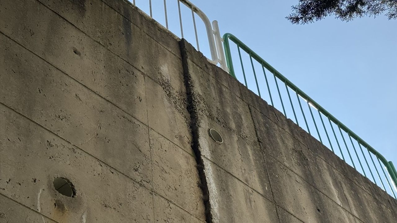 Kocaeli'de İstinad Duvarı Kaydı, Sokak Trafiğe Kapandı