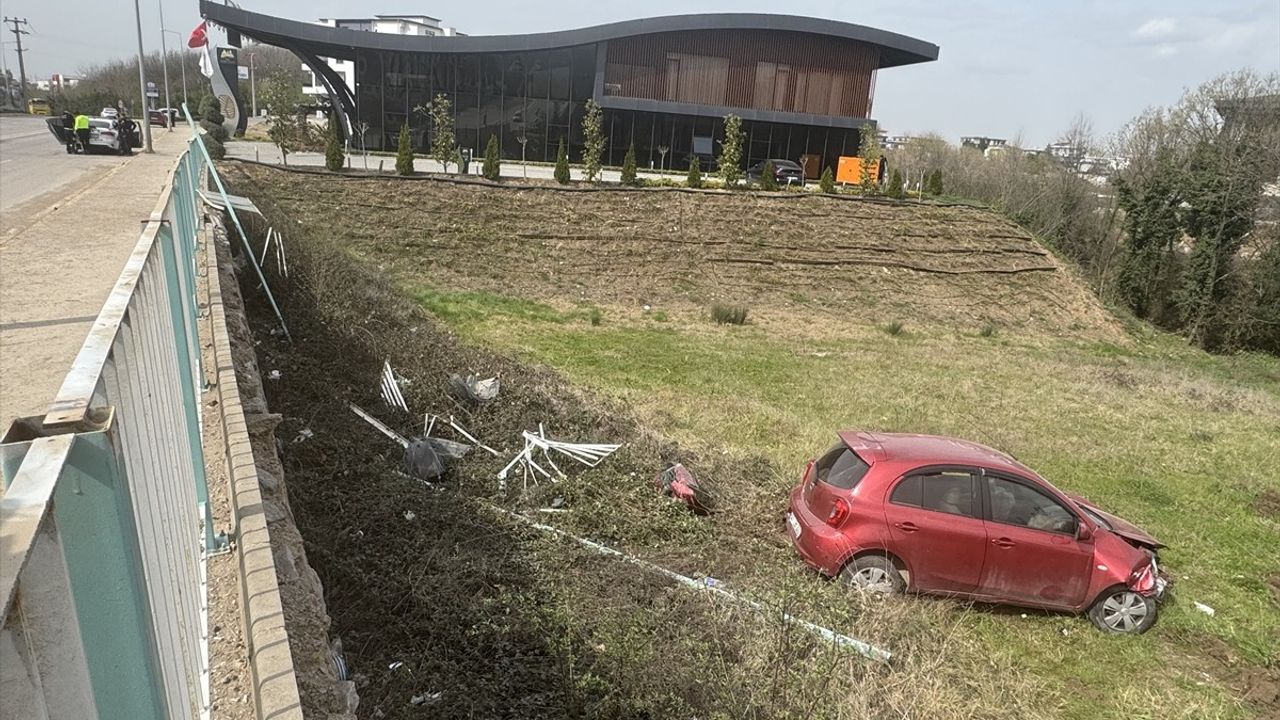 Kocaeli'de Şarampole Düşen Araçta Sürücü Yaralandı