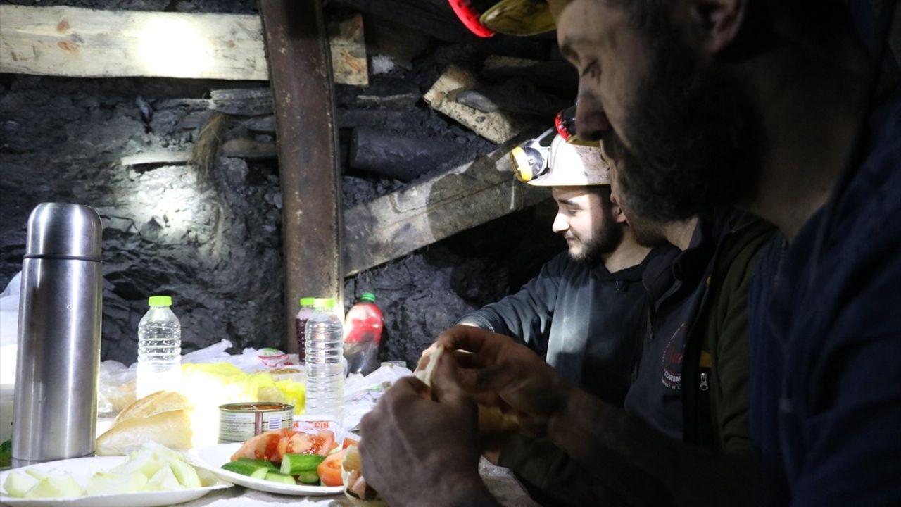 Kömür Kentinin İşçileri İlk Sahurlarını Yer Altında Gerçekleştirdi