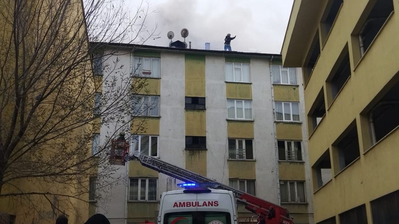 Konya'da 5 Katlı Binada Yangın Çıkıyor