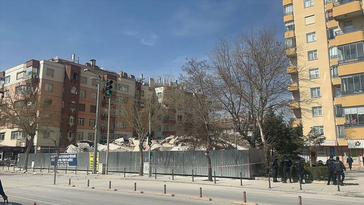 Konya'da 6 Katlı Binanın Çöküşü: Olay Yerinde Acil Müdahale