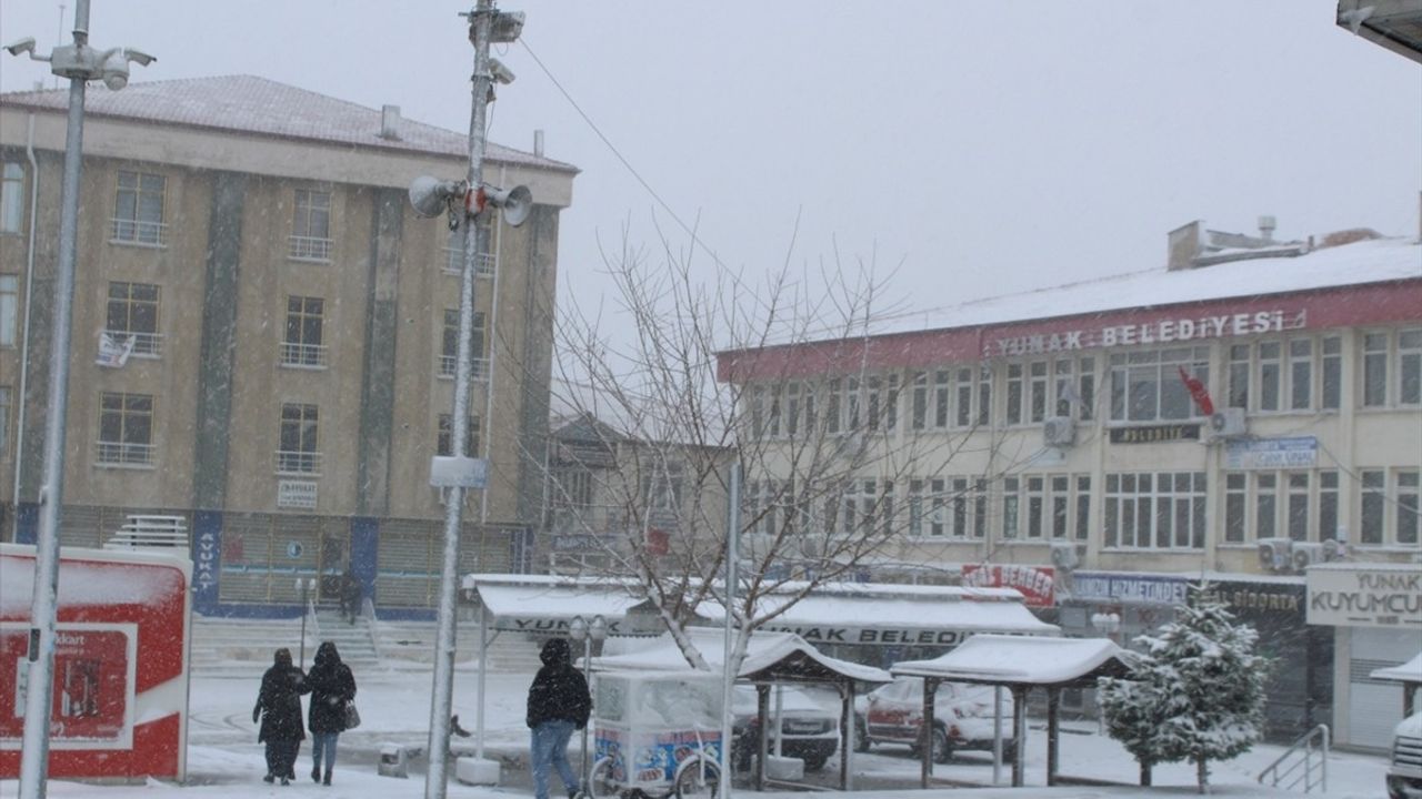 Konya'da Kar Yağışı Ulaşımı Olumsuz Etkiliyor