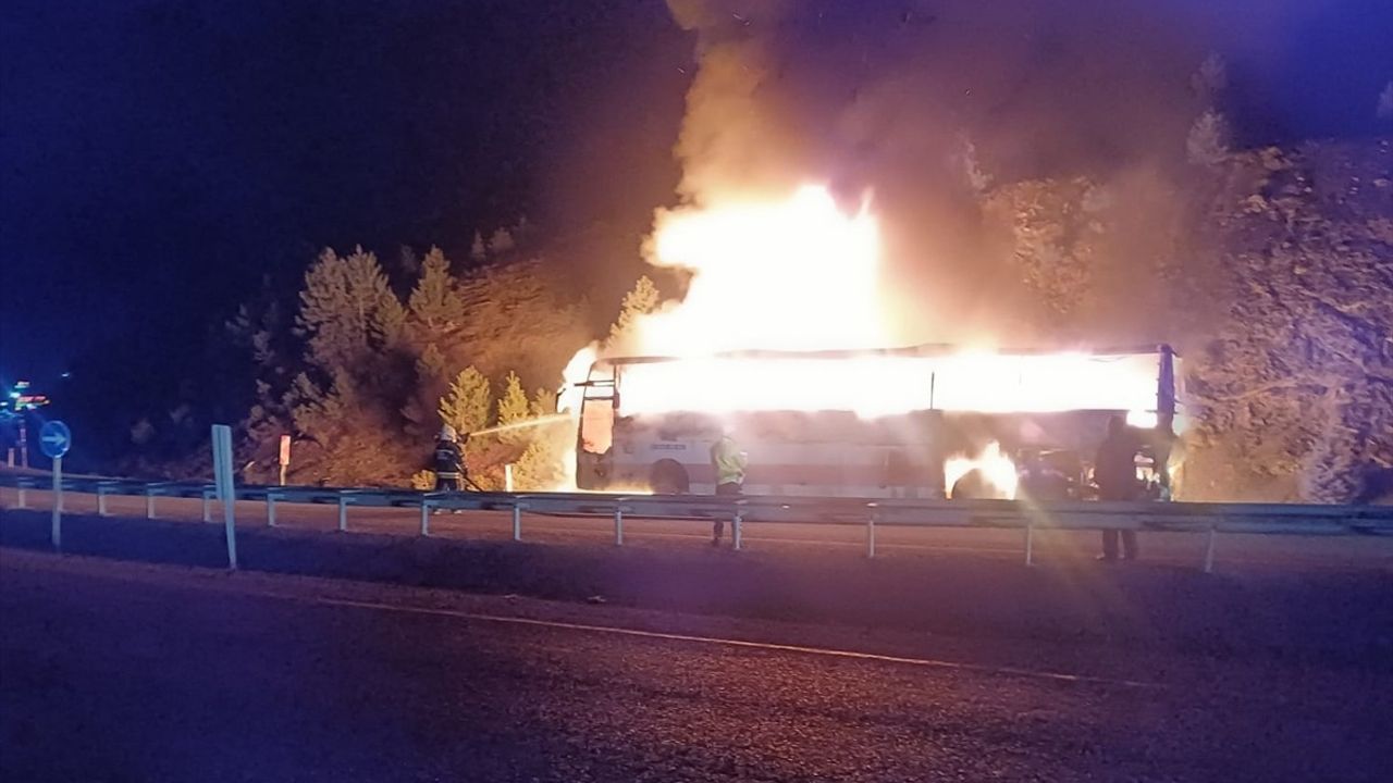 Konya'da Seyir Halindeki Otobüste Yangın Çıktı