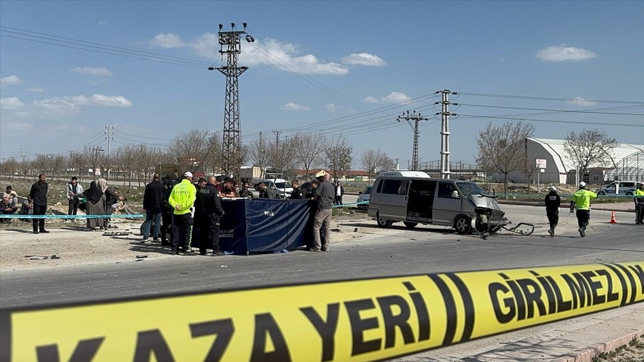 Konya'da Tır ile Minibüs Çarpıştı: 1 Ölü, 4 Yaralı