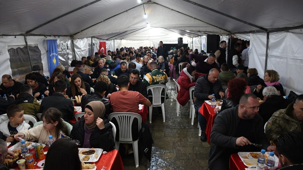 Kosova Türkleri Kadir Gecesi'nde İftar Programı Düzenledi