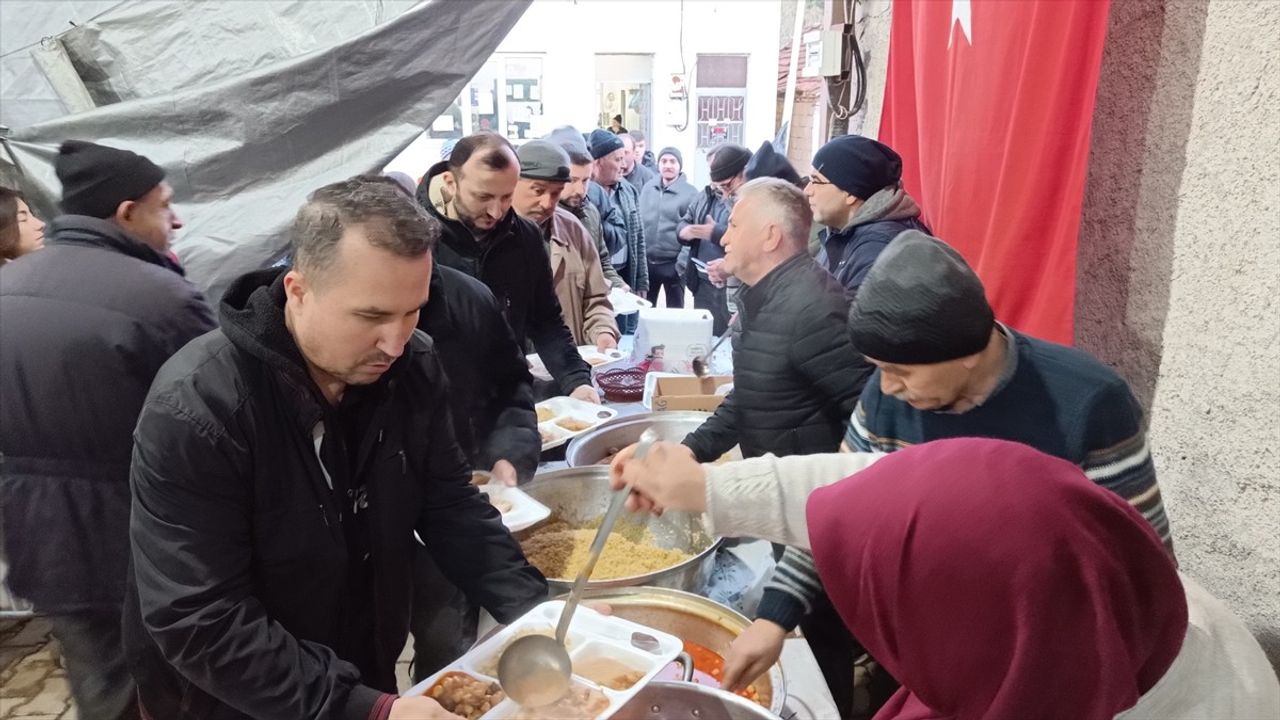 Küçükelmalı Köyü'nde 27 Yıldır İftar Geleneği