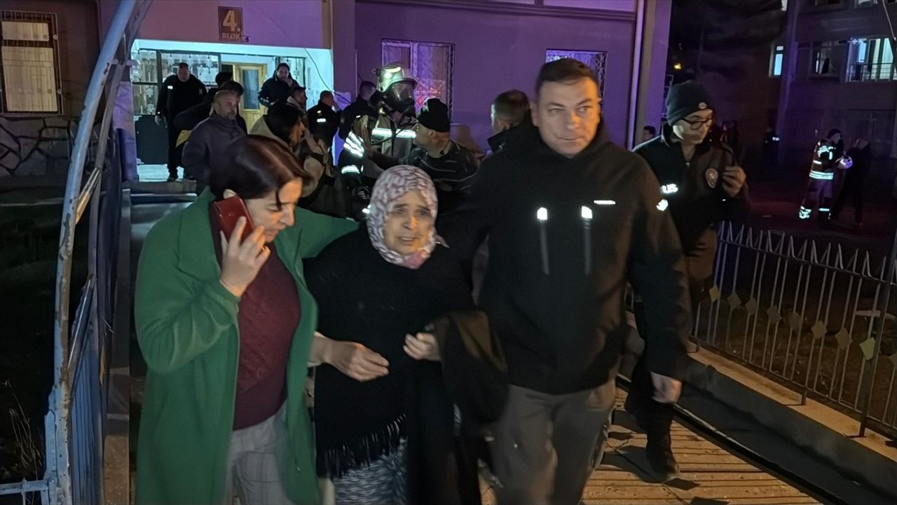 Kütahya'da Yangın: 5 Kişi Dumandan Etkilendi