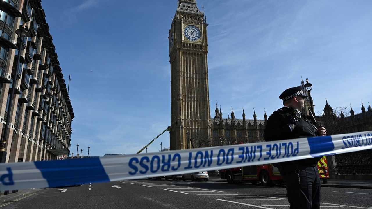 Londra'da Big Ben'e Tırmanarak Filistin Bayrağı Açtı