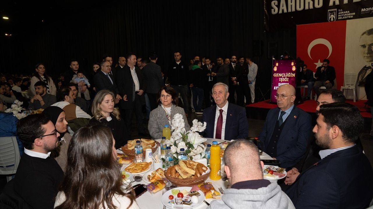 Mansur Yavaş Ramazan Sahurunda Gençlerle Buluştu