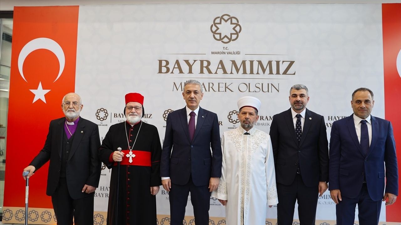 Mardin'de Farklı İnançlardan Vatandaşlar Bayramda Bir Araya Geldi