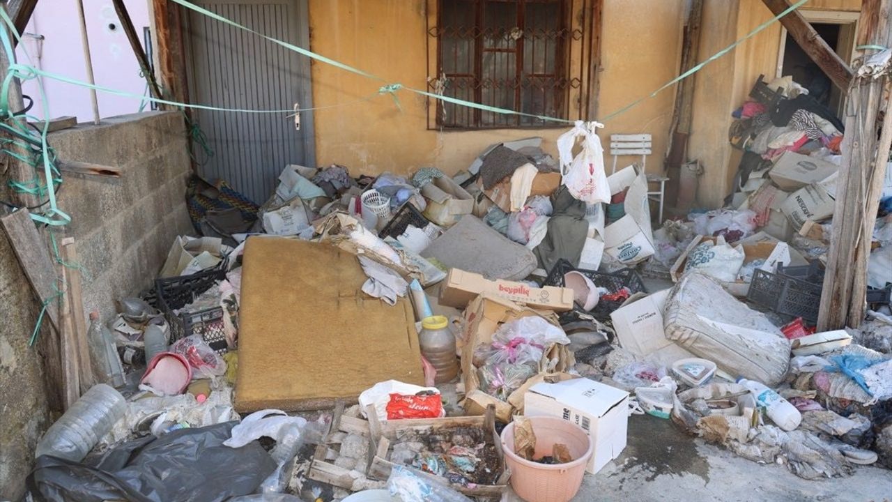 Mersin'de Evden 10 Ton Çöp Çıktı
