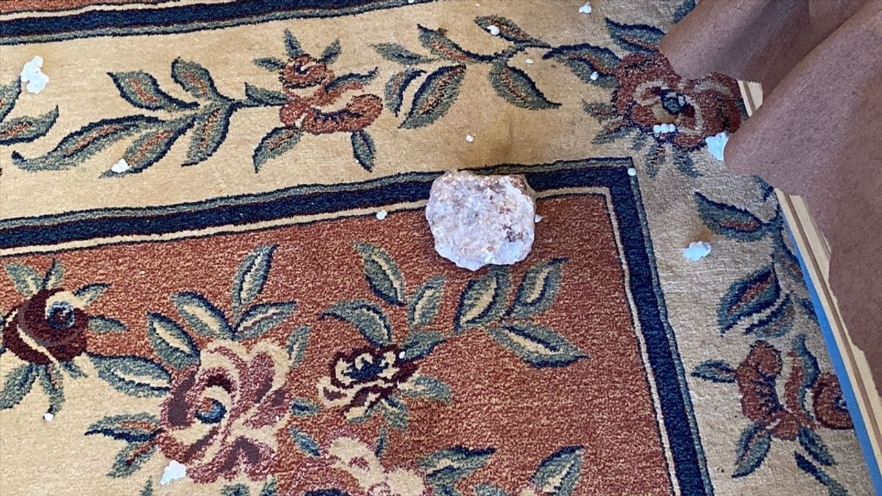 Mersin'de Kontrollü Patlatma Sonrası Kaya Parçaları Evi Vurdu