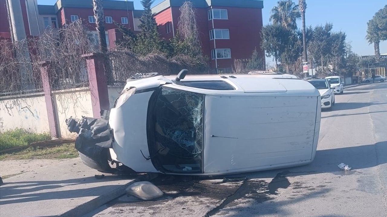 Mersin Tarsus'ta Hafif Ticari Araç Devrildi: Sürücü Yaralandı