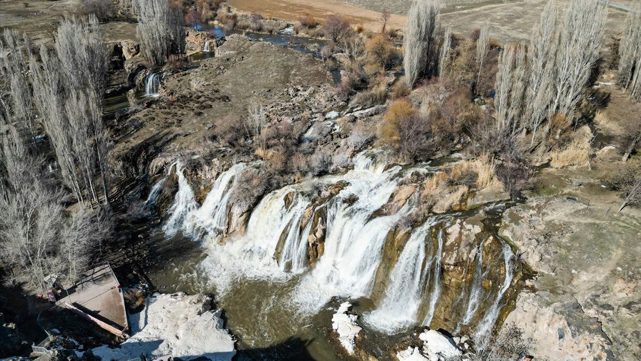 Muradiye Şelalesi Baharda Coşuyor