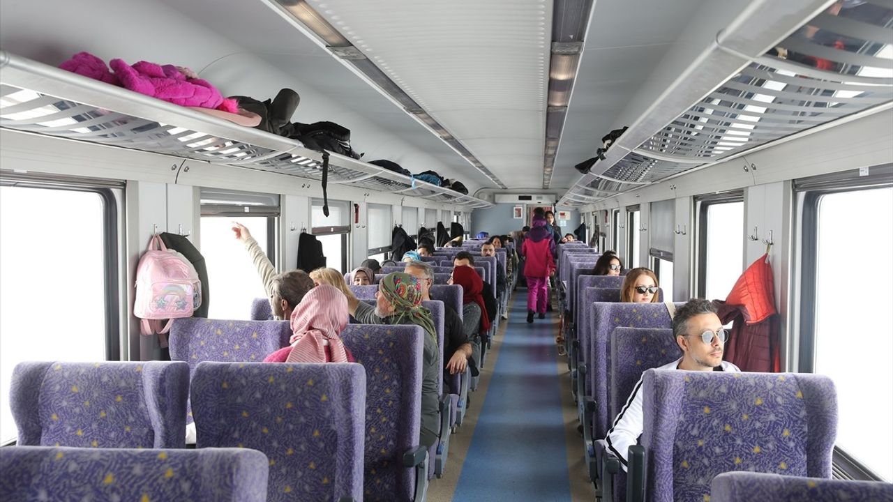 Muş'ta Doğaseverler Tren Yolculuğuyla Doğayı Keşfetti