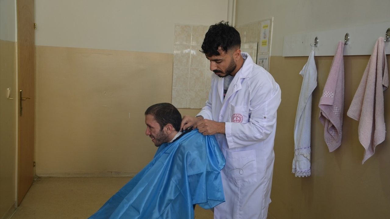 Muş'ta Özel Gereksinimli Öğrencilere Bayram Tıraşı