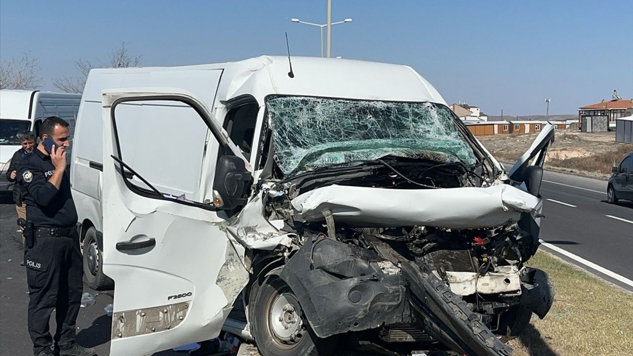 Nevşehir'de Minibüs ve Tır Çarpıştı: 1 Ölü, 1 Yaralı