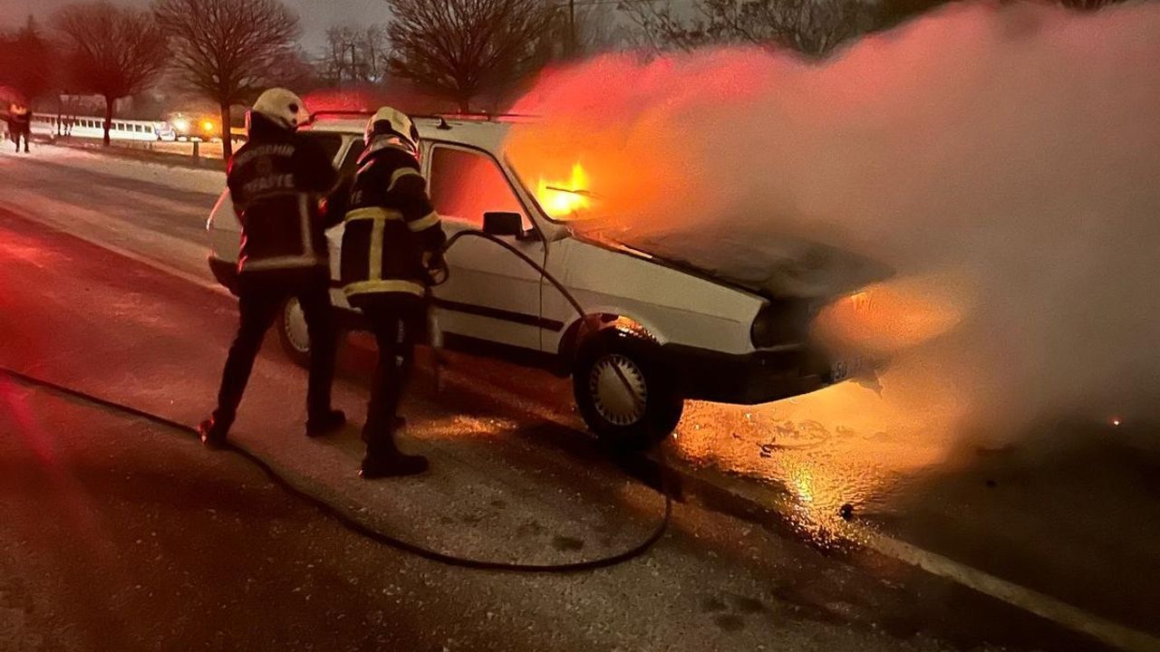 Nevşehir'de Seyir Halindeyken Yangın Çıkan Araç Kurtarıldı