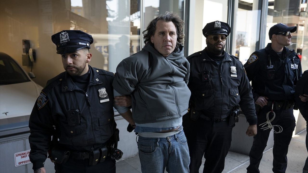 New York'ta Tesla Bayisine Zorla Giren Göstericiler Gözaltına Alındı