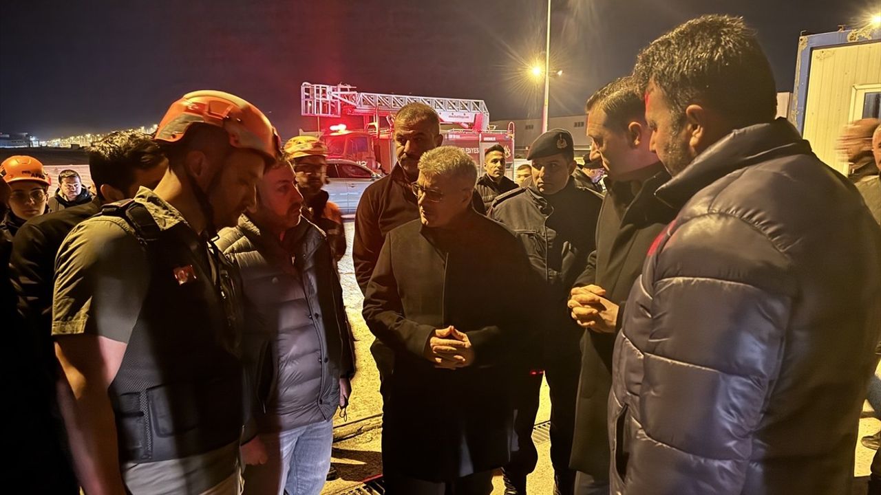 Niğde'de Geri Dönüşüm Fabrikasında Yangın Söndürüldü