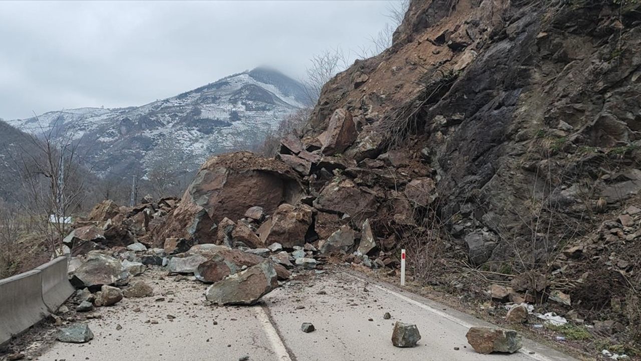 Ordu'daki Heyelan Ulaşımı Engelledi