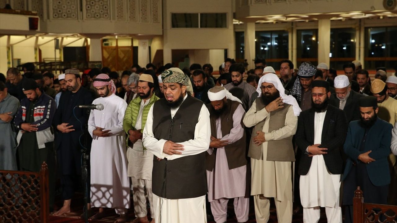 Pakistan'da İlk Teravih Namazı Coşkuyla Kılındı