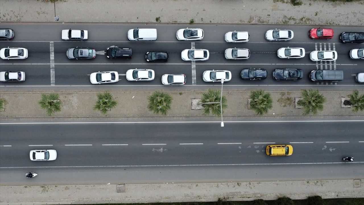 Ramazan Bayramı'nda İzmir-Ankara Kara Yolunda Yoğun Trafik