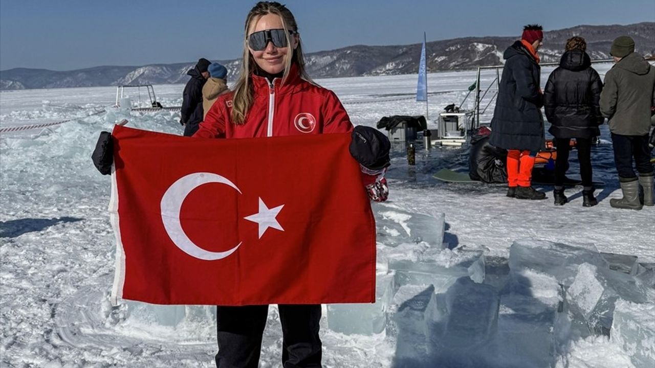 Şahika Ercümen'den İklim Krizine Dikkat Çekmek İçin Buz Altı Dalış