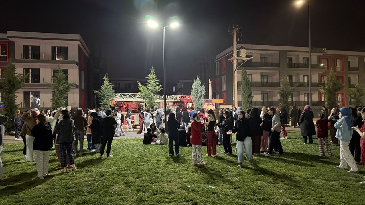 Sakarya'da Öğrenci Yurdunda Yangın Paniği