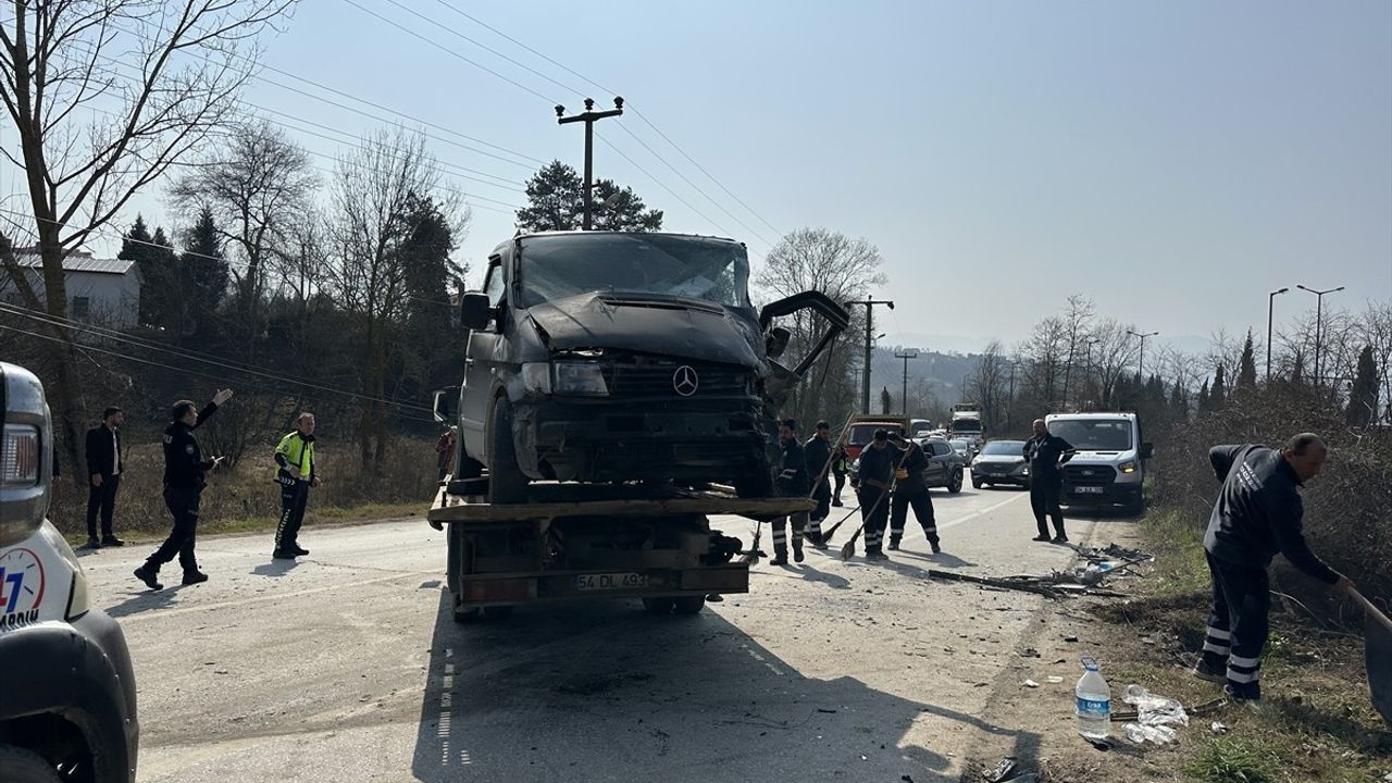 Sakarya'da Trafik Kazası: 10 Yaralı