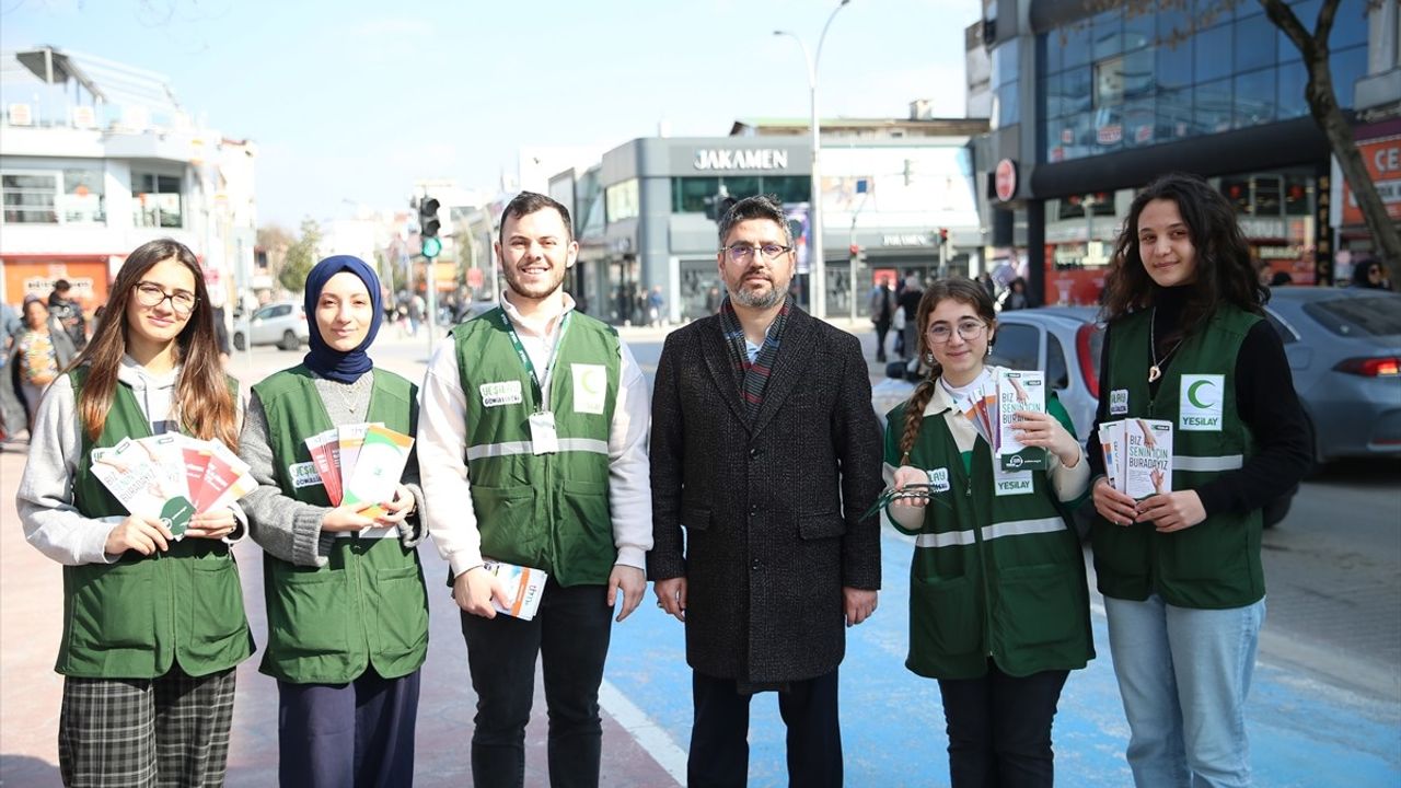 Sakarya'da Yeşilay Haftası İçin Trafik Işıklarında 'Yeşil Hilal' Görseli