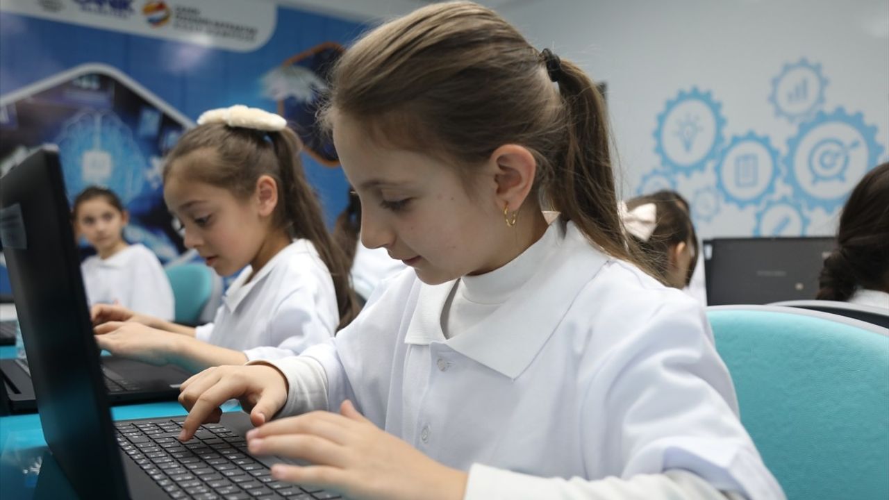 Samsun'da 3 Bin Kız Öğrenciye Yapay Zeka Eğitimi Başladı