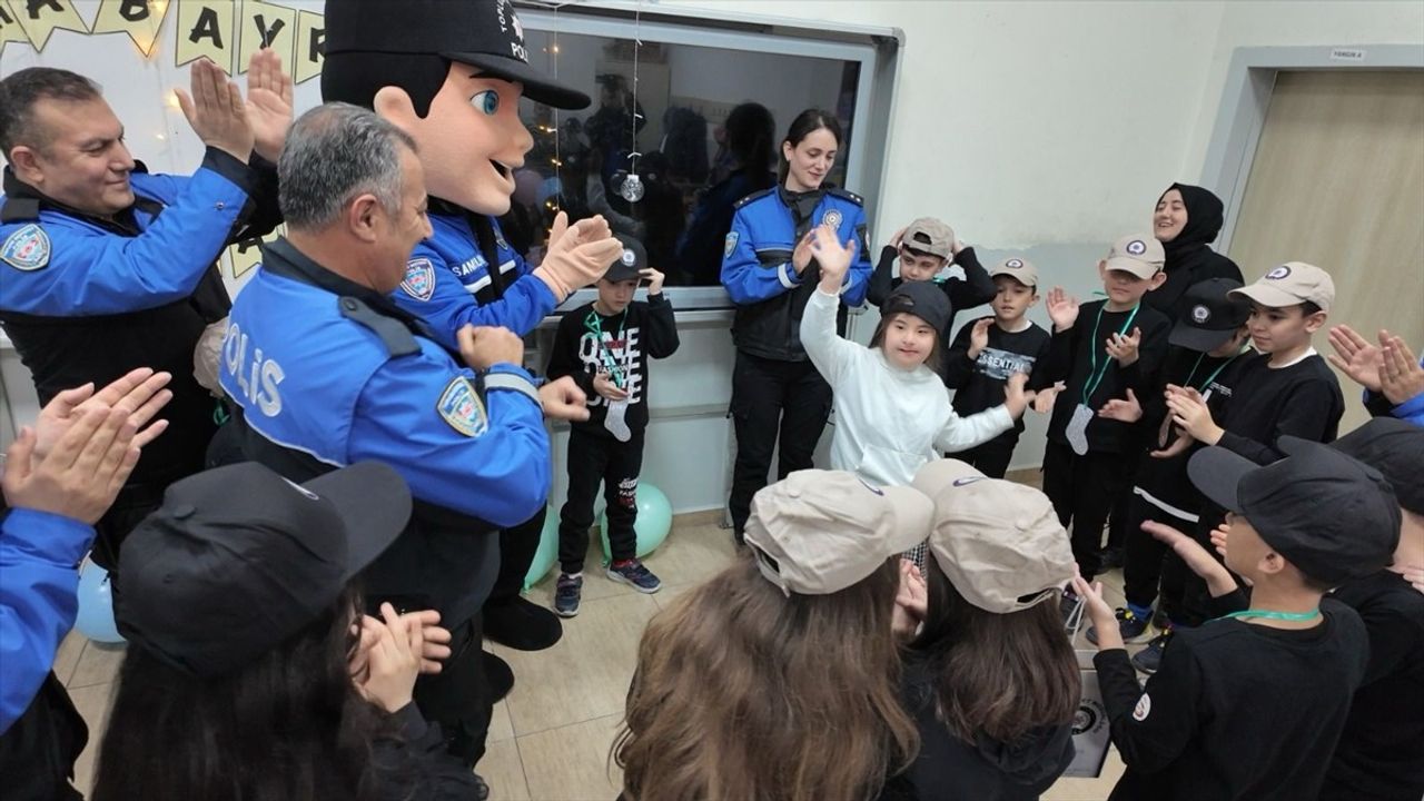 Samsun'da Down Sendromlu Derin'e Polis Ekibinden Sürpriz Ziyaret