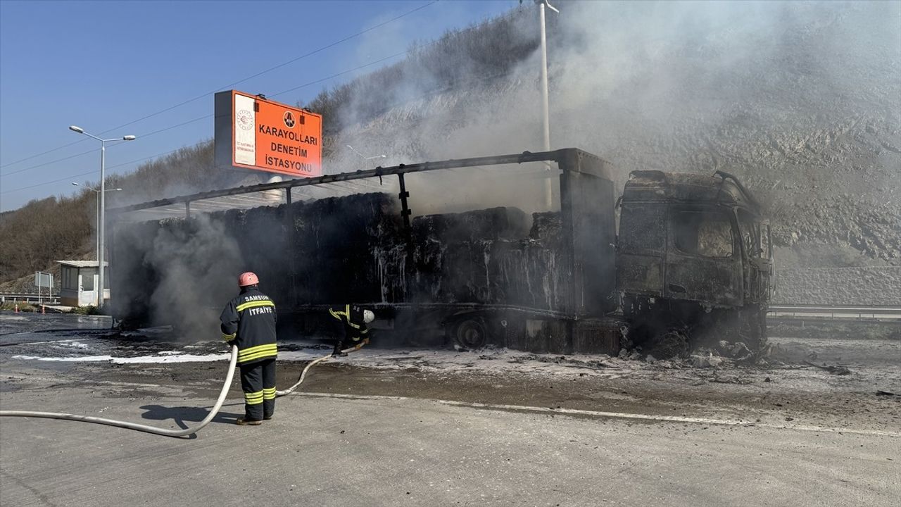 Samsun'da Karton Yüklü Tır Alev Aldı