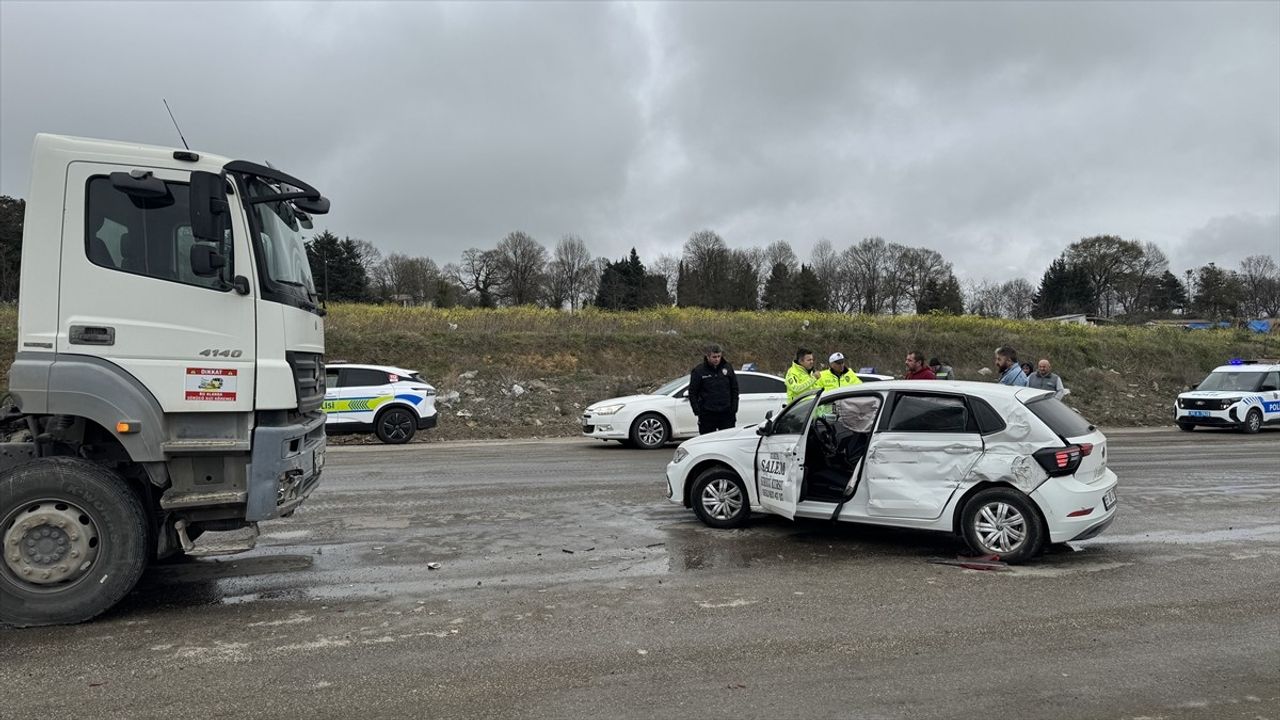 Samsun'da Sürücü Kursu Aracı Beton Mikseriyle Çarpıştı