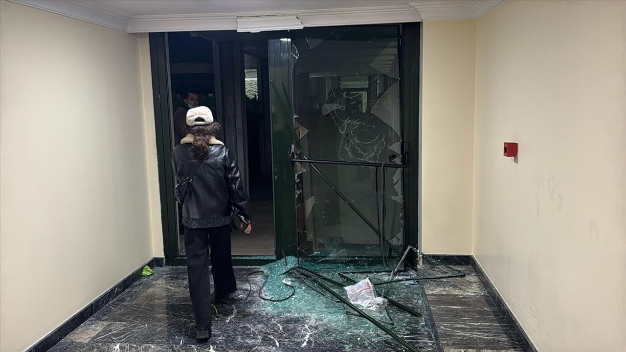 Saraçhane'deki İzinsiz Gösteride İBB Binasına Giriş Yapıldı